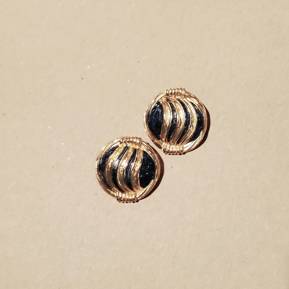Vintage Clip on Earrings.! - Picture 4 of 6